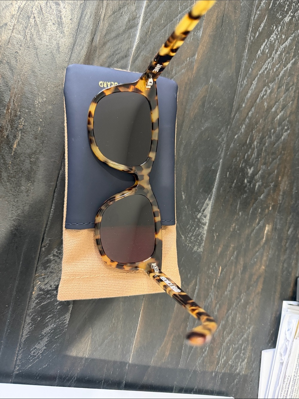 New Veronica Beard Tortoiseshell 'Jane' Sunglasses with black & Tan Case - Picture 9 of 12
